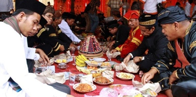 Mengenal Tradisi Makan Bajamba Dari Sumatera Barat Lebih Dari Sekadar Santapan Bersama