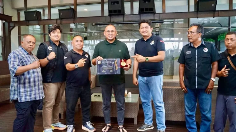 Dedikasi Tanpa Batas Andre Rosiade Dianugerahi Medal Of Honor Atas Peran Krusial Dalam Pemulihan Bencana Sumatera Barat